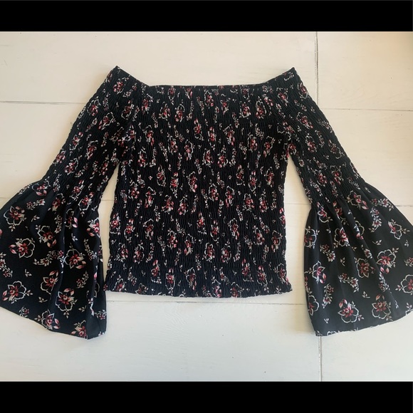 Express off the shoulder bell sleeved blouse - Picture 2 of 3